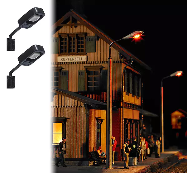 Deux lampadaires muraux avec réflecteurs noirs