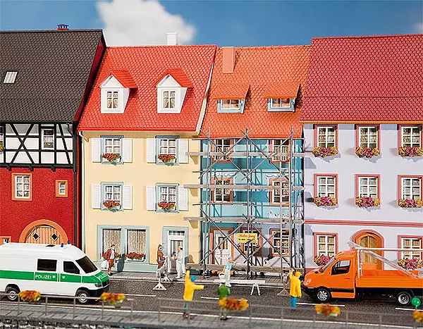 2 maisons de petite ville avec échafaudage de peinture