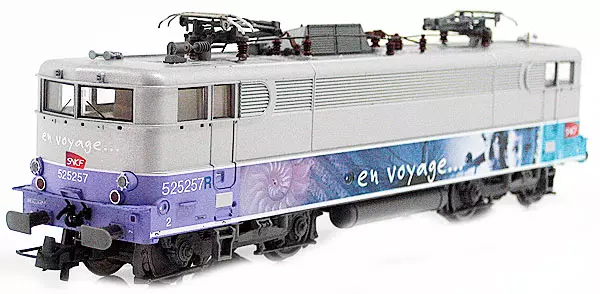 Locomotive électrique BB 25257 livrée "En Voyage" logo carmillon du dépôt de Vénissieux