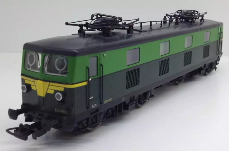 Locomotive électrique  type 120 002 livrée verte