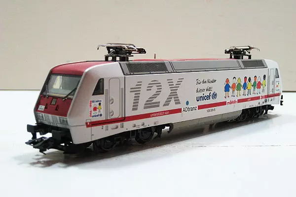 Locomotive électrique BR128 série "12X UNICEF" livrée blanche