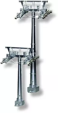 Deux pylones de support de téléphérique