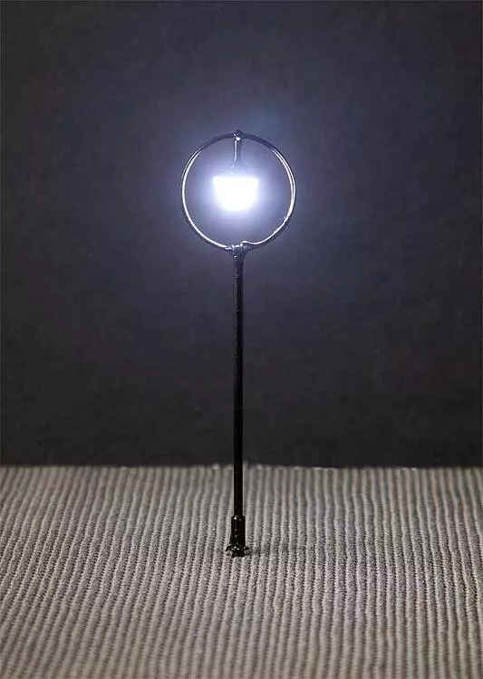 Lot de 3 lampadaires simple avec LED - HO 1/87 - Faller 180100