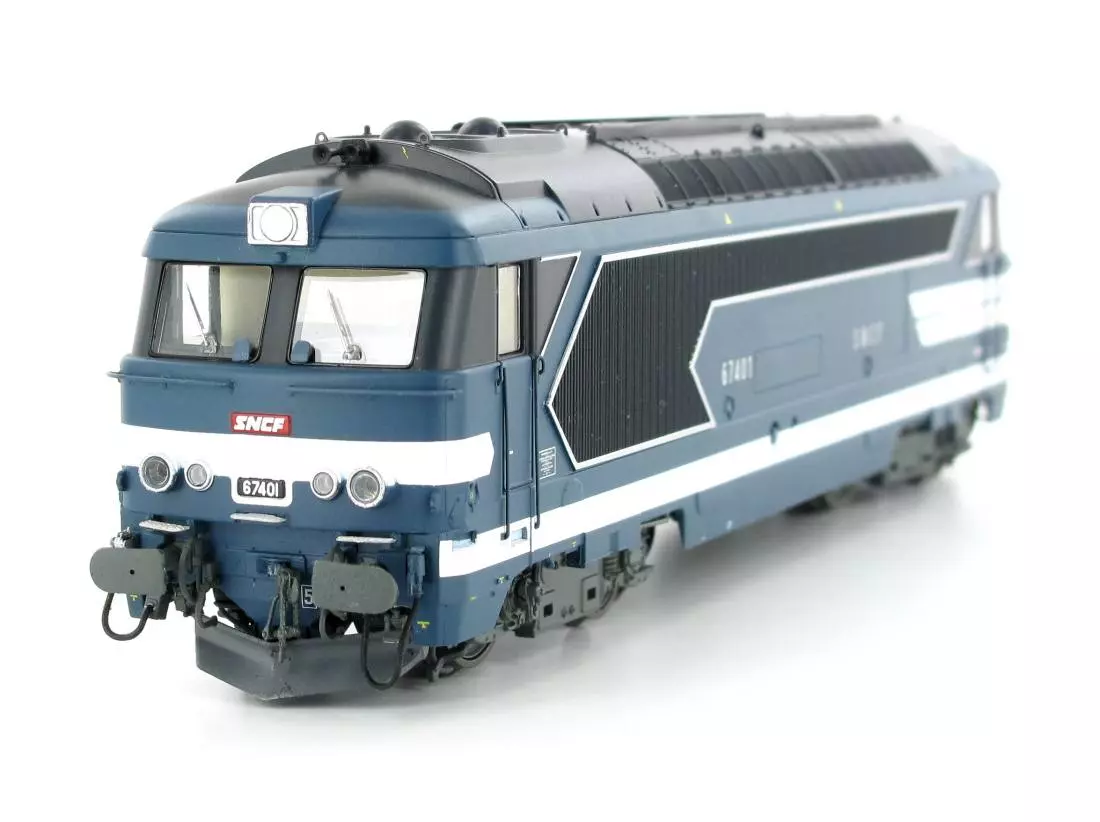 Locomotive diesel BB 67455 livrée bleue à plaques avec jupe du dépôt de Nîmes