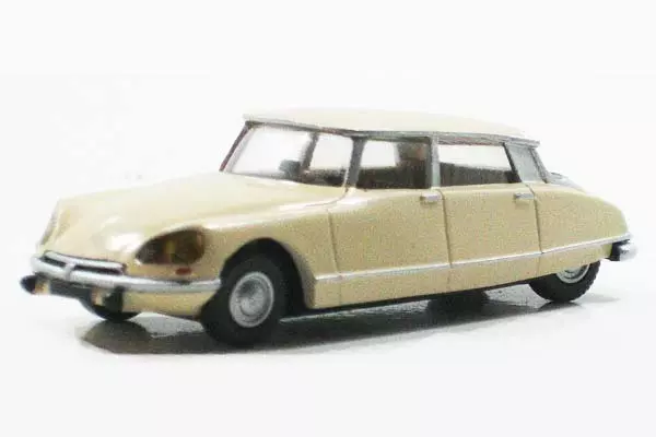 Citroen DS 21 limousine 1968 beige ivoire