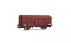 Covered freight car with oxide red delivery