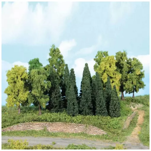 Bos van 22 sparren en bomen tussen 5 en 12 cm hoog