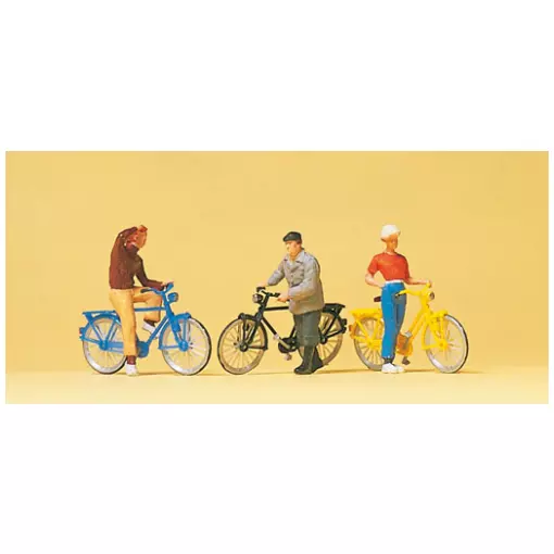 Cyclistes attendant au croisement de chemins de fer