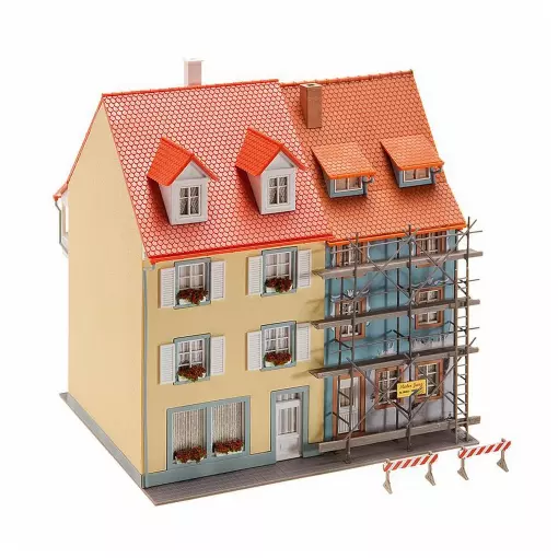 2 small town houses with painting scaffolding FALLER 130494 - HO 1/87