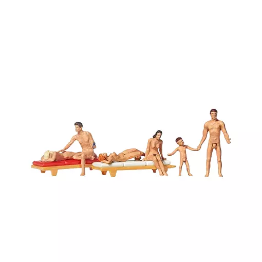 Coppia su una spiaggia per nudisti