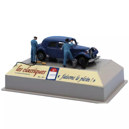 Blue Citroën Traction 11B, 2 pump attendants and accessories SAI 1911 - HO 1/87