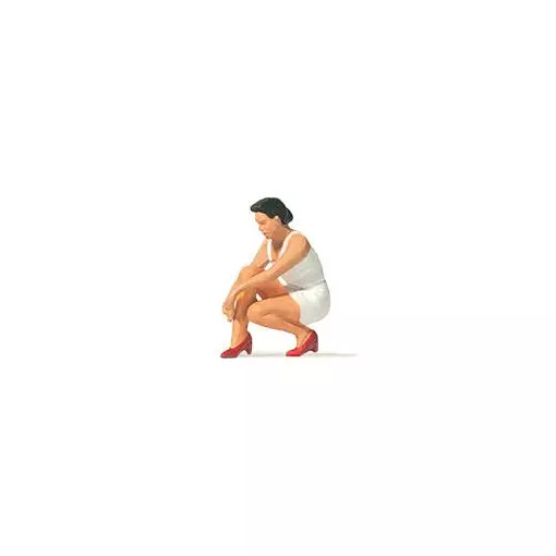 Squatting woman putting on her shoes PREISER 28228 - HO 1:87