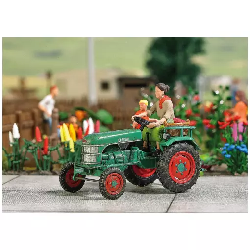 Tractor Kramer KL 11 con agricultor y niño