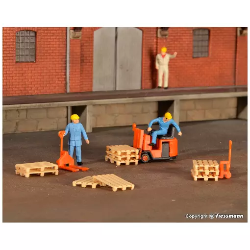 Magazzini e pallet con carrello elevatore