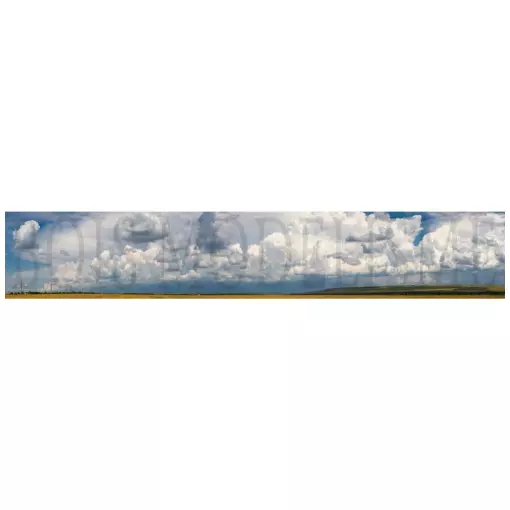 Hintergrund: Bunte Felder und ein beladener Himmel