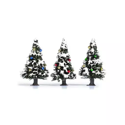 Tres árboles de Navidad cubiertos de nieve