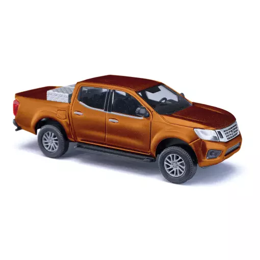 Nissan Navara avec Boitier Aluminium - Or Métallisé - Busch 53720 - HO 1/87