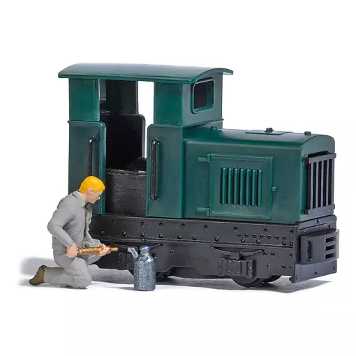 Oiling the Locomotive" scene with character - BUSCH 12454 - HO 1/87