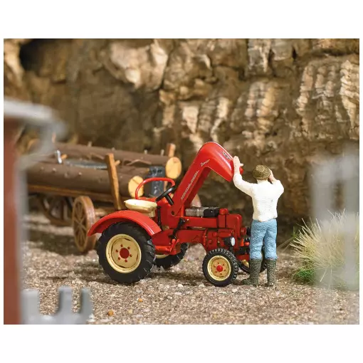 Tracteur Porsche avec capot moteur levé et mécanicien