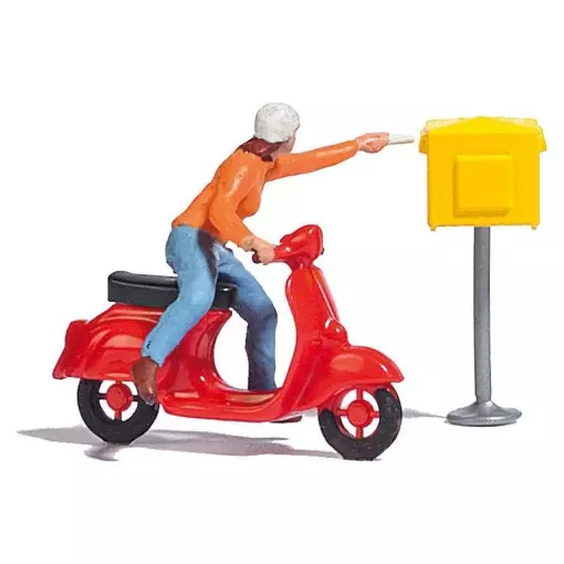 Dame en scooter postant une lettre