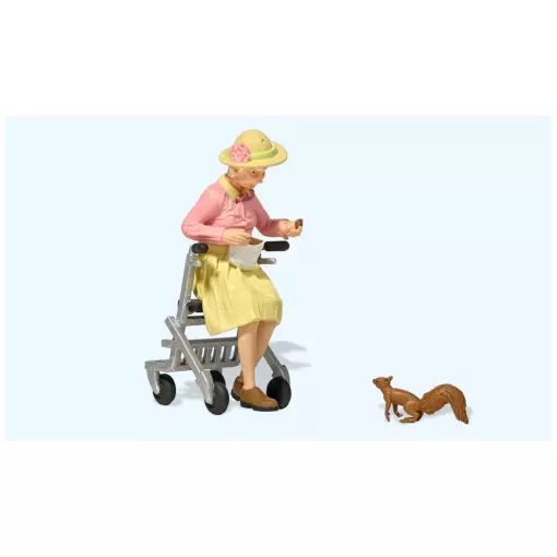 Dame âgée avec déambulateur et 1 écureuil - Preiser 44945 - G 1/22.5