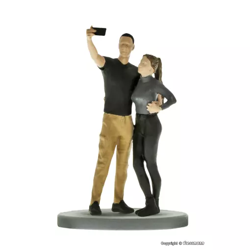 Couple prenant un selfie avec flash LED - VIESSMANN 1559 - HO 1/87