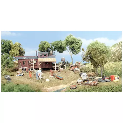 Maison de Backwoods avec déchets - Décors de montagne - WOODLAND SCENICS WOTS151 - 22.86cm - HO 1/87ème