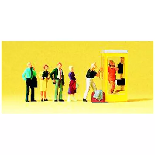 Personajes esperando en la cabina telefónica