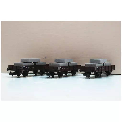 Set of 3 2-axle flat wagons loaded with concrete slabs