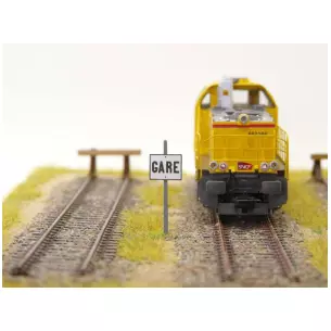 Pancarte "GARE" à proximité BOISMODELISME 115026 - HO 1/87 - SNCF