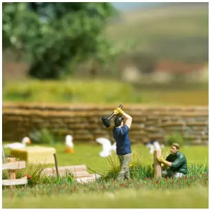 Mise en place de la clôture du paddock - Ensemble d'action - Busch 79853 - HO 1/87 image N°2
