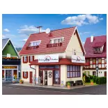 Boulangerie Lang avec intérieur et éclairage LED, kit fonctionnel - Vollmer 43633 - HO 1/87