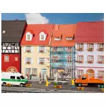 2 small town houses with painting scaffolding FALLER 130494 - HO 1/87