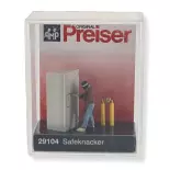 A hooded burglar opening a safe PREISER 29104 - HO 1/87