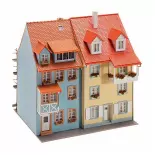 2 Kleinstadthäuser mit Malergerüst FALLER 130494 - HO 1/87
