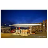 Edificio moderno iluminado de estación de autobuses y parada de autobús KIBRI 39006 - HO 1/87
