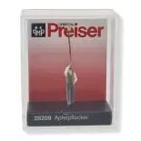 Un cueilleur de pommes avec son outil PREISER 28209 HO 1/87