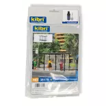 Arrêt de bus à toit plat et sol pavé  KIBRI 38179 - HO 1/87