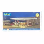 Modernes beleuchtetes Busbahnhofgebäude und Bushaltestelle KIBRI 39006 - HO 1/87