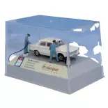 Witte Peugeot 404, 2 pompbediendes en toebehoren SAI 1923 - HO 1/87