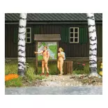 Nudistische wandelaars, rugzak en BUSCH 7947 bord - HO 1/87