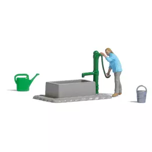 Femme actionnant une pompe à eau manuelle BUSCH 7975 - HO 1/87