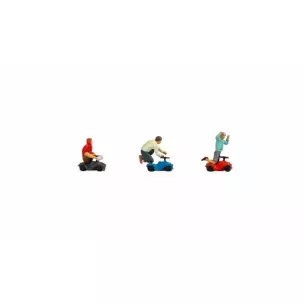 3 enfants sur petite voiture - Course de bobby car NOCH 15808 - HO 1/87