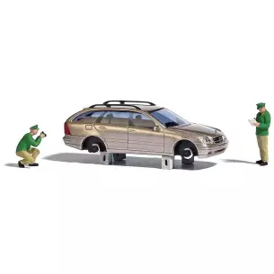 Lot "Vol de roues" avec 2 policiers BUSCH 7828 - HO : 1/87
