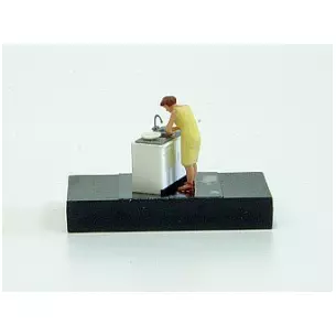 Woman washing dishes - HO 1/87 - Preiser 28145