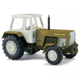 Tracteur Fortschritt vert olive et blanc