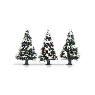 Trois arbres de noël enneigés