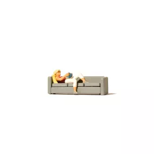 Figurine lisant sur son canapé PREISER 28179 - HO 1:87