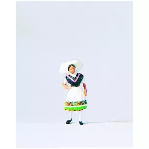 Femme en costume traditionnel