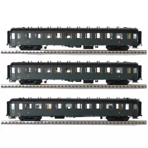 Coffret de 3 voitures OCEM troisième classe C10 livrée verte, châssis noir, toit et bouts noirs, marquage 1950